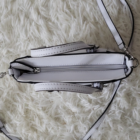 Guess Bucket Bag - Picture 4 of 4